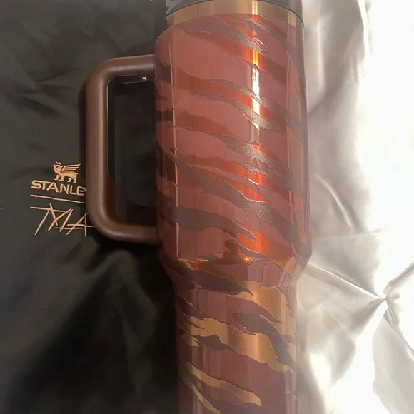 Stanley x Tyla 40oz Tumbler - Picture 2 of 4